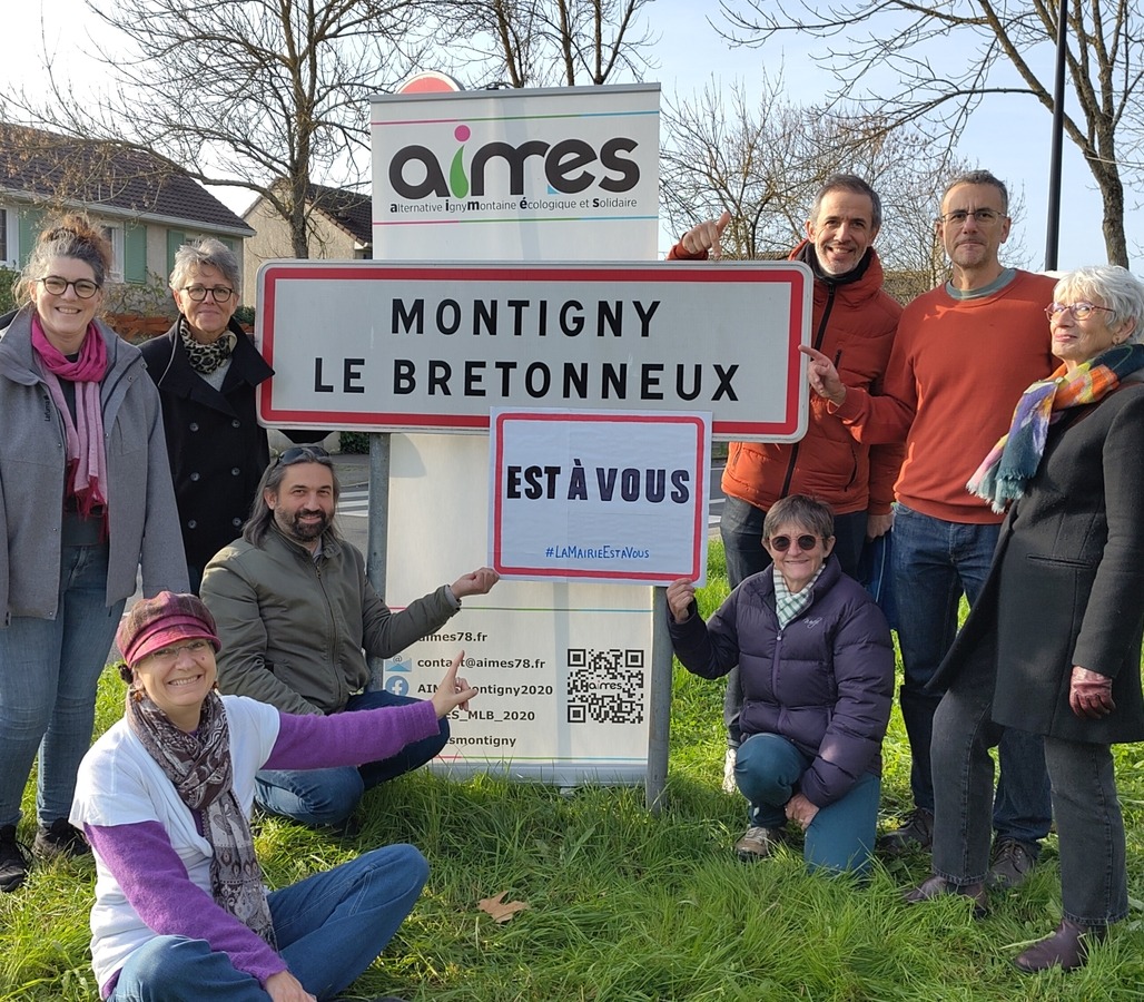 Photo de 8 personnes de la liste AIMES et devant le panneau "Montigny est à vous"